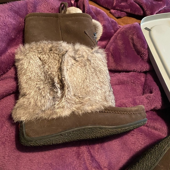 Soft Moc sz 7 ladies Mukluks worn twice. These are mint, leather with real fur. - Picture 4 of 4
